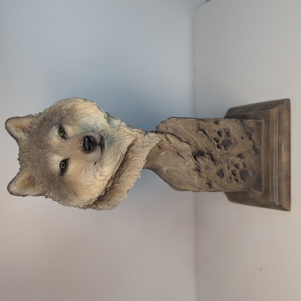 Wolf Sculpture #38230 Scout